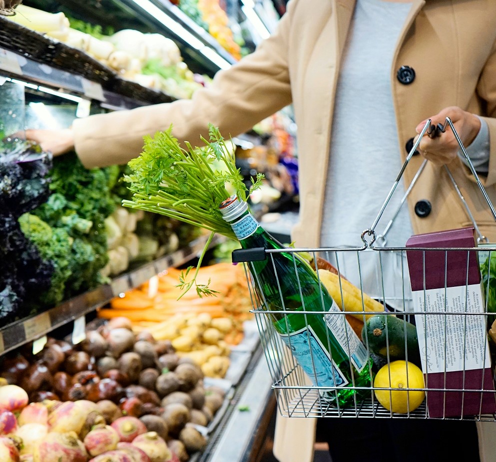 Einkaufen von Lebensmitteln im Supermarkt